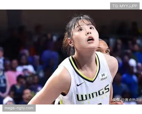 李月汝机场那只包比我半年工资多，站旁边都尴尬得不敢吸气